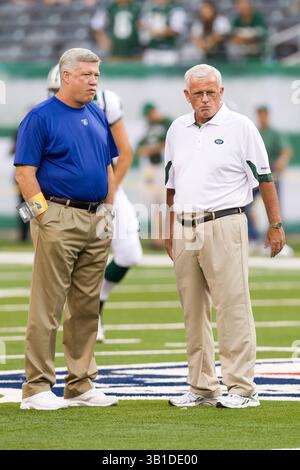 16. August 2010: Kevin Gilbride, Offensive Coordinator der New York Giants, spricht mit Bob Sutton, dem Senior Defensive Assistant/Linebacker Coach der New York Jets, während der Aufwärmphase vor dem NFL-Spiel zwischen den New York Giants und den New York Jets im New Meadowlands Stadium in East Rutherford, New Jersey. The Giants Beat the Jets, 31-16.(Bild: © Chris Szagola/Cal Sport Media/ZUMApress.com) Stockfoto