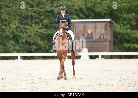 Nikola Bartova aus Tschechien mit Portas während der CCI2*-L Dressur bei den Strzegom Spring Open II am 25. April 2025 in Strzegom, Polen (Foto: Maxime David - MXIMD Pictures) Stockfoto