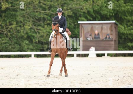 Nikola Bartova aus Tschechien mit Portas während der CCI2*-L Dressur bei den Strzegom Spring Open II am 25. April 2025 in Strzegom, Polen (Foto: Maxime David - MXIMD Pictures) Stockfoto