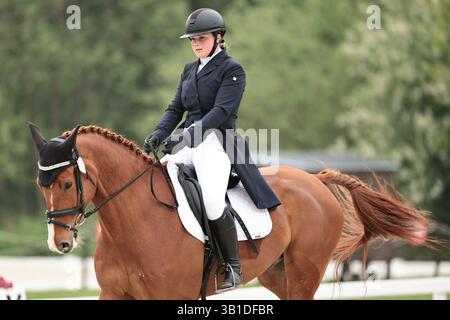Nikola Bartova aus Tschechien mit Portas während der CCI2*-L Dressur bei den Strzegom Spring Open II am 25. April 2025 in Strzegom, Polen (Foto: Maxime David - MXIMD Pictures) Stockfoto