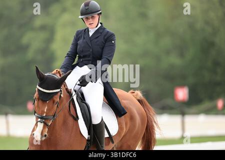 Nikola Bartova aus Tschechien mit Portas während der CCI2*-L Dressur bei den Strzegom Spring Open II am 25. April 2025 in Strzegom, Polen (Foto: Maxime David - MXIMD Pictures) Stockfoto