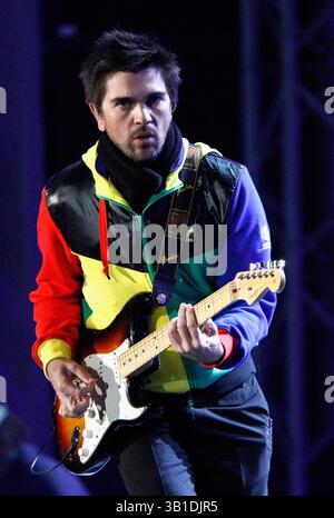 19. August 2010 – JOHANNESBURG, SÜDAFRIKA – 10. JUNI: Der kolumbianische Musiker Juanes. Tritt während der FIFA Fussball-Weltmeisterschaft auf der Bühne auf. Konzert im Orlando Stadion am 10. Juni 2010 in Johannesburg, Südafrika. (Bild: © El Tiempo/GDA/ZUMApress.com) Stockfoto