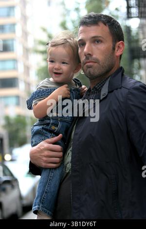 August 2010 - New York, New York, USA - . . . . . Am 22. August 2010 nahmen die New Yorker Schauspielerin Jennifer Garner und ihr Ehemann Ben Affleck ihre Kinder am 22. August 2010 in Chelsea mit (Bild: © Sharkpixs/ZUMApress.com) Stockfoto