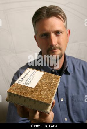 August 2010 - Calgary, ab, Kanada - CALGARY, ab.: 23. AUGUST, 2010 – Nathan Armstrong, Präsident von Motive Industries Inc., hält eine Probe eines Hanfverbundstoffs in Calgary, Alberta, Freitag, 23. August 2010. Motive ist Teil eines Konsortiums, das ein Elektroauto entwickelt, das in Kanada mit Hanf gebaut werden kann. (Stuart Gradon, Calgary Herald) (Bild: © Stuart Gradon/Postmedia News/ZUMApress.com) Stockfoto