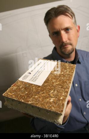 August 2010 - Calgary, ab, Kanada - CALGARY, ab.: 23. AUGUST, 2010 – Nathan Armstrong, Präsident von Motive Industries Inc., hält eine Probe eines Hanfverbundstoffs in Calgary, Alberta, Freitag, 23. August 2010. Motive ist Teil eines Konsortiums, das ein Elektroauto entwickelt, das in Kanada mit Hanf gebaut werden kann. (Stuart Gradon, Calgary Herald) (Bild: © Stuart Gradon/Postmedia News/ZUMApress.com) Stockfoto