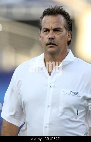 23. August 2010: Cheftrainer Jeff Fisher von den Tennessee Titans vor dem Vorsaisonspiel am Montag Abend im LP Field in Nashville, Tennessee. Die Titans besiegten die Kardinäle 24-10. (Bild: © Randy Sartin/Cal Sport Media/ZUMApress.com) Stockfoto
