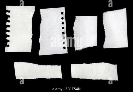 Stücke zerrissenes Papier auf schwarzem Hintergrund Stockfoto