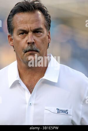 23. August 2010: Tennessee Titans Cheftrainer Jeff Fisher vor dem Vorsaisonspiel am Montag Abend im LP Field in Nashville, Tennessee. Die Titans besiegten die Kardinäle 24-10. (Bild: © Randy Sartin/Cal Sport Media/ZUMApress.com) Stockfoto