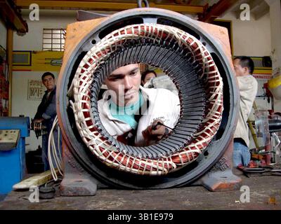 26. Aug. 2010 - BARRANCABERMEJA SANTANDER COLOMBIA - EN la imagen aparece este joven que trabaja en el montaje del laboratorio de Barrancabermeja en la industria metalmecanica que Negativara al Oriente del pais. (Kreditbild: © El Tiempo/GDA/ZUMApress.com) Stockfoto