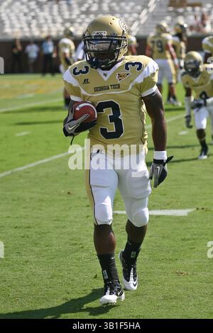 25. September 2010: Die Georgia Tech Yellow Jackets (2:1) waren Gastgeber des North Carolina State Wolfpack (3:0) in einem ACC-Match auf Grant Field im Bobby Dodd Stadium in Atlanta, GA. Georgia Tech Yellow Jacken laufen vor dem Spiel Marcus Wright (3) zurück. Das Wolfpack besiegte die Yellow Jackets 45-28.(Bild: © Kent McCorkle/Cal Sport Media/ZUMApress.com) Stockfoto