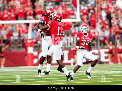 25. September 2010: Rutgers' Defensive Back Khaseem Greene (20) feiert mit dem Defensive Back Logan Ryan (11), nachdem er während eines NCAA-Fußballspiels zwischen den Rutgers Scarlet Knights und den North Carolina Tarheels im Rutgers Stadium in Piscataway, New Jersey eine Interception gemacht hat. North Carolina besiegte Rutgers 17-13. (Bild: © Duncan Williams/Cal Sport Media/ZUMApress.com) Stockfoto