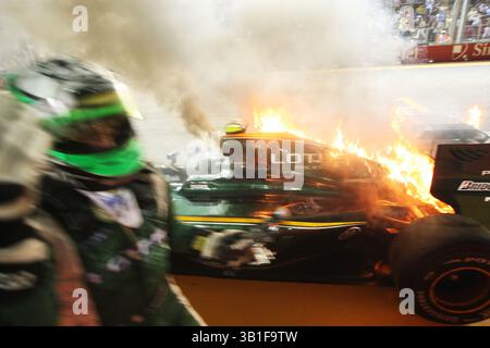 26. September 2010 – Singapur – der finnische Fahrer HEIKKI KOVALAINEN zeigt eine Geste an eine Feuerwehrmannschaft, als sein Lotus T127 auf der letzten Runde der Formel-1-Weltmeisterschaft, Rd 15, Grand Prix von Singapur, Race, Marina Bay Street Circuit brennt. . (Vermerk: © Sutton Motorsports/ZUMApress.com) Stockfoto