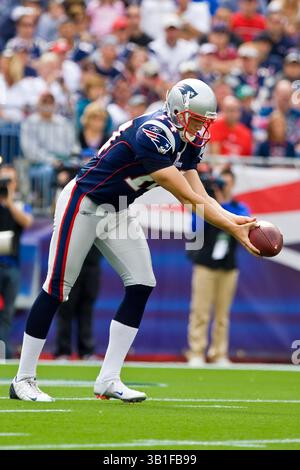 26. September 2010: Zoltan Mesko (14) schlägt im Gillette Stadium in Foxboro (Massachusetts) den Fußball im Spiel gegen die Bills. New England besiegte Buffalo 38–30. (Bild: © Anthony Nesmith/Cal Sport Media/ZUMApress.com) Stockfoto