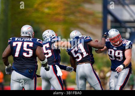 26. September 2010: New England Patriots Defensive Tackle Vince Wilfork (75), New England Patriots Linebacker Tully Banta-Cain (95), New England Patriots Linebacker Jerod Mayo (51) und New England Patriots Defensive End Mike Wright (99) feiern nach einem Quarterback-Sack im Gillette Stadium in Foxboro, Massachusetts. New England besiegte Buffalo 38–30. (Bild: © Anthony Nesmith/Cal Sport Media/ZUMApress.com) Stockfoto