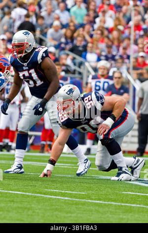 26. September 2010: Die New England Patriots kämpfen gegen Darryl Richard (90) und den New England Patriots Linebacker Jerod Mayo (51) im Gillette Stadium in Foxboro, Massachusetts. New England besiegte Buffalo 38–30. (Bild: © Anthony Nesmith/Cal Sport Media/ZUMApress.com) Stockfoto