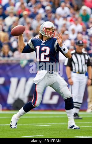 26. September 2010: Der Quarterback der New England Patriots Tom Brady (12) fällt während des Spiels im Gillette Stadium in Foxboro, Massachusetts, zurück. New England besiegte Buffalo 38–30. (Bild: © Anthony Nesmith/Cal Sport Media/ZUMApress.com) Stockfoto