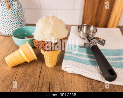 Eine Vollformataufnahme eines Vanilleeises mit Schokoladen, der auf einem Tisch sitzt. Stockfoto