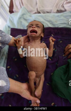 06. Januar 2010 - Lashkargah, Helmand, Afghanistan - die Kinderstation in einem Krankenhaus. (Bild: © Ton Koene/ZUMApress.com) Stockfoto