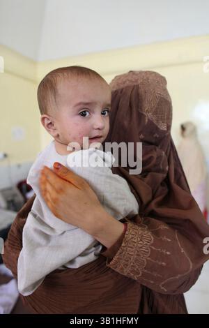 06. Januar 2010 - Lashkargah, Helmand, Afghanistan - die Kinderstation in einem Krankenhaus. (Bild: © Ton Koene/ZUMApress.com) Stockfoto
