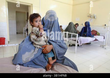 06. Januar 2010 - Lashkargah, Helmand, Afghanistan - die Kinderstation in einem Krankenhaus. (Bild: © Ton Koene/ZUMApress.com) Stockfoto