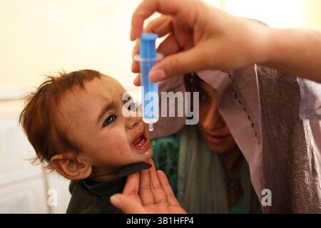 06. Januar 2010 - Lashkargah, Helmand, Afghanistan - die Kinderstation in einem Krankenhaus. (Bild: © Ton Koene/ZUMApress.com) Stockfoto