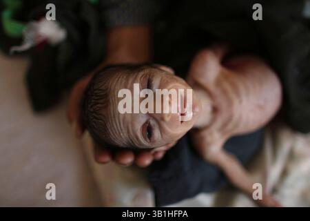 06. Januar 2010 - Lashkargah, Helmand, Afghanistan - die Kinderstation in einem Krankenhaus. (Bild: © Ton Koene/ZUMApress.com) Stockfoto