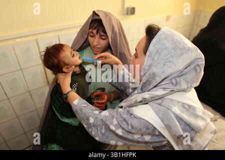 06. Januar 2010 - Lashkargah, Helmand, Afghanistan - die Kinderstation in einem Krankenhaus. (Bild: © Ton Koene/ZUMApress.com) Stockfoto