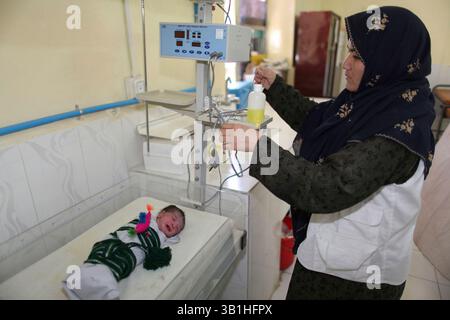 06. Januar 2010 - Lashkargah, Helmand, Afghanistan - die Kinderstation in einem Krankenhaus. (Bild: © Ton Koene/ZUMApress.com) Stockfoto