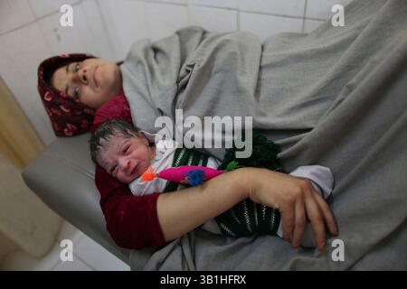 06. Januar 2010 - Lashkargah, Helmand, Afghanistan - die Kinderstation in einem Krankenhaus. (Bild: © Ton Koene/ZUMApress.com) Stockfoto