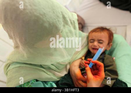 06. Januar 2010 - Lashkargah, Helmand, Afghanistan - die Kinderstation in einem Krankenhaus. (Bild: © Ton Koene/ZUMApress.com) Stockfoto
