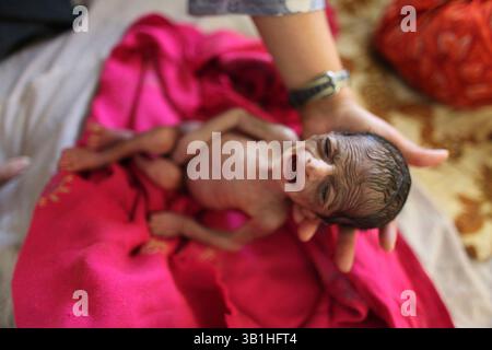 06. Januar 2010 - Lashkargah, Helmand, Afghanistan - die Kinderstation in einem Krankenhaus. (Bild: © Ton Koene/ZUMApress.com) Stockfoto