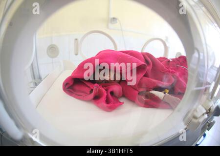 06. Januar 2010 - Lashkargah, Helmand, Afghanistan - die Kinderstation in einem Krankenhaus. (Bild: © Ton Koene/ZUMApress.com) Stockfoto