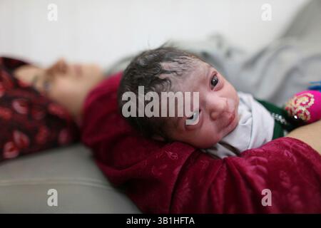06. Januar 2010 - Lashkargah, Helmand, Afghanistan - die Kinderstation in einem Krankenhaus. (Bild: © Ton Koene/ZUMApress.com) Stockfoto