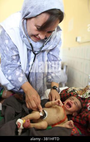 06. Januar 2010 - Lashkargah, Helmand, Afghanistan - die Kinderstation in einem Krankenhaus. (Bild: © Ton Koene/ZUMApress.com) Stockfoto