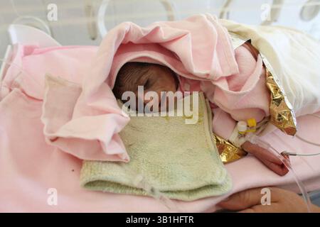 06. Januar 2010 - Lashkargah, Helmand, Afghanistan - die Kinderstation in einem Krankenhaus. (Bild: © Ton Koene/ZUMApress.com) Stockfoto