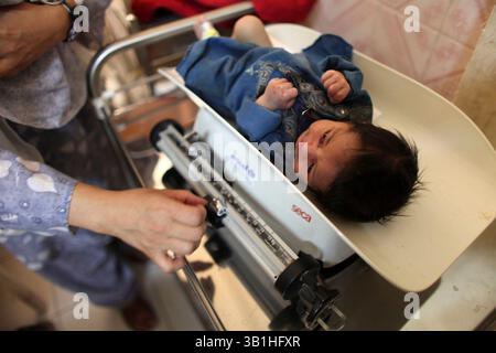 06. Januar 2010 - Lashkargah, Helmand, Afghanistan - die Kinderstation in einem Krankenhaus. (Bild: © Ton Koene/ZUMApress.com) Stockfoto