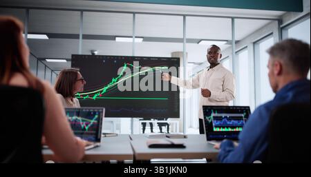 Verschiedene Geschäftsleute analysieren Finanzdaten auf Office TV. Stockfoto
