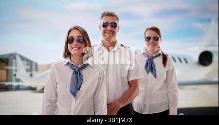Die Flugbegleiter und Pilot Einer privaten Jet-Crew Stockfoto
