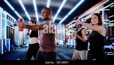 Muskulöse Athleten, Die Schwere Tasche In Diversen Boxen Fitness-Kursen. Stockfoto
