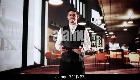 Erfolg Im Café: Latino-Besitzer Verwendet Tablet Nach Plan. Stockfoto
