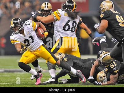 OKTOBER 31 2010: . Pittsburgh Steelers Running Back Mewelde Moore #21 wird von New Orleans Saints Linebacker Danny Clark #55.in einem Spiel zwischen Pittsburgh Steelers und New Orleans Saints im Louisiana Superdome Stadium in New Orleans, LA, bekämpft. Saints gewinnen 20:10.(Credit Image: â© Manny Flores/Cal Sport Media)(Credit Image: © Manny Flores/Cal Sport Media/ZUMApress.com) Stockfoto
