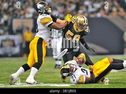 OKTOBER 31 2010: . Die Pittsburgh Steelers, die zurück laufen, Isaac Redman #33 und New Orleans Saints Linebacker Danny Clark #55, spielten jeweils other.in ein Spiel zwischen Pittsburgh Steelers und New Orleans Saints im Louisiana Superdome Stadium in New Orleans, LA. Saints gewinnen 20:10.(Credit Image: â© Manny Flores/Cal Sport Media)(Credit Image: © Manny Flores/Cal Sport Media/ZUMApress.com) Stockfoto