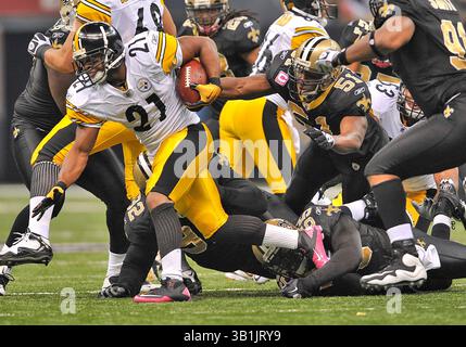 OKTOBER 31 2010: . Pittsburgh Steelers Running Back Mewelde Moore #21 wird von New Orleans Saints Linebacker Danny Clark #55.in einem Spiel zwischen Pittsburgh Steelers und New Orleans Saints im Louisiana Superdome Stadium in New Orleans, LA, bekämpft. Saints gewinnen 20:10.(Credit Image: â© Manny Flores/Cal Sport Media)(Credit Image: © Manny Flores/Cal Sport Media/ZUMApress.com) Stockfoto