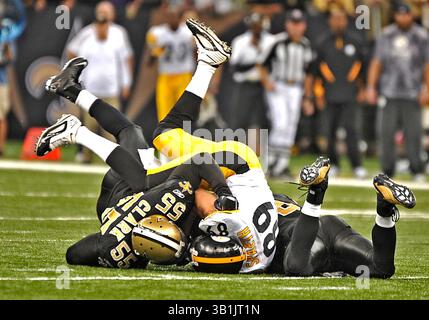 OKTOBER 31 2010: . Pittsburgh Steelers Tight End Matt Spaeth #89 wird von New Orleans Saints Linebacker Danny Clark #55 in einem Spiel zwischen Pittsburgh Steelers und New Orleans Saints im Louisiana Superdome Stadium in New Orleans, LA, besiegt. Saints gewinnen 20:10.(Credit Image: â© Manny Flores/Cal Sport Media)(Credit Image: © Manny Flores/Cal Sport Media/ZUMApress.com) Stockfoto