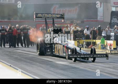 2010. Oktober 31: Tony Schumacher, Fahrer des U.S. Army Top Fuel Dragster, legt während der 2010 Las Vegas NHRA Nationals auf dem Las Vegas Motor Speedway in Las Vegas, NV, einen Pass von 3,794 ET bei 324,51 MPH ab. (Bild: © Josh Holmberg/Cal Sport Media/ZUMApress.com) Stockfoto