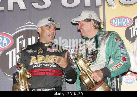 2010. Oktober 31: John Force, Fahrer des Castrol GTX High Mileage Ford Mustang Funny Car, feiert seinen Sieg mit Tony Schumacher während der Las Vegas NHRA Nationals 2010 auf dem Las Vegas Motor Speedway in Las Vegas, NV. (Bild: © Josh Holmberg/Cal Sport Media/ZUMApress.com) Stockfoto