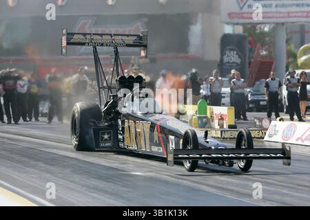 2010. Oktober 31: Tony Schumacher, Fahrer des U.S. Army Top Fuel Dragster, legt während der 2010 Las Vegas NHRA Nationals auf dem Las Vegas Motor Speedway in Las Vegas, NV, einen Pass von 3,794 ET bei 324,51 MPH ab. (Bild: © Josh Holmberg/Cal Sport Media/ZUMApress.com) Stockfoto