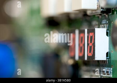 Nahaufnahme des alten digitalen Zählers auf der Leiterplatte. Stockfoto