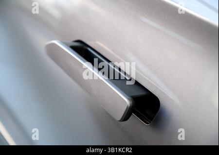Moderner Türgriff, neues Auto. Intelligente einziehbare Türgriffe. Außendetails des Fahrzeugs. Schließen Sie den Türgriff des Fahrzeugs. Fahrzeugausrüstungskonzept. Stockfoto