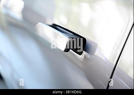 Moderner Türgriff, neues Auto. Intelligente einziehbare Türgriffe. Außendetails des Fahrzeugs. Schließen Sie den Türgriff des Fahrzeugs. Fahrzeugausrüstungskonzept. Stockfoto